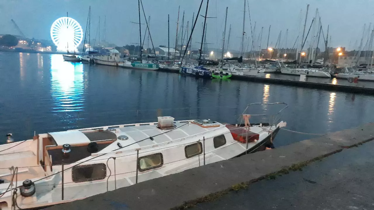 bateaux amarrés au port le soir