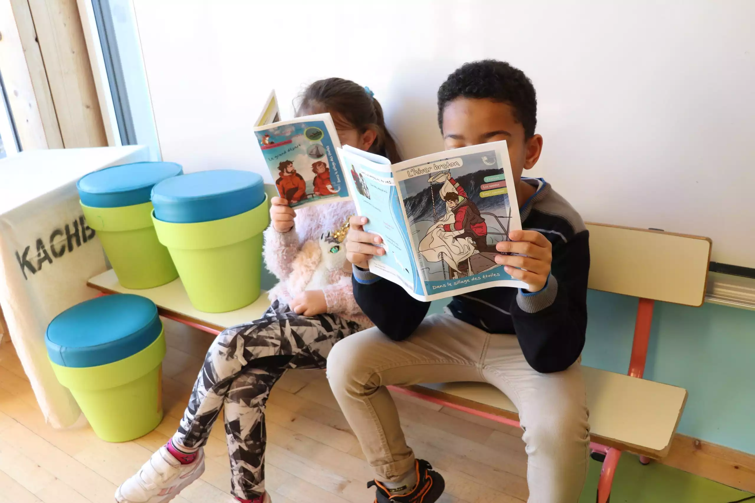 deux enfants qui lient le magazine voyage en patrimoine