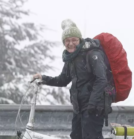 marine en vélo sous la neige