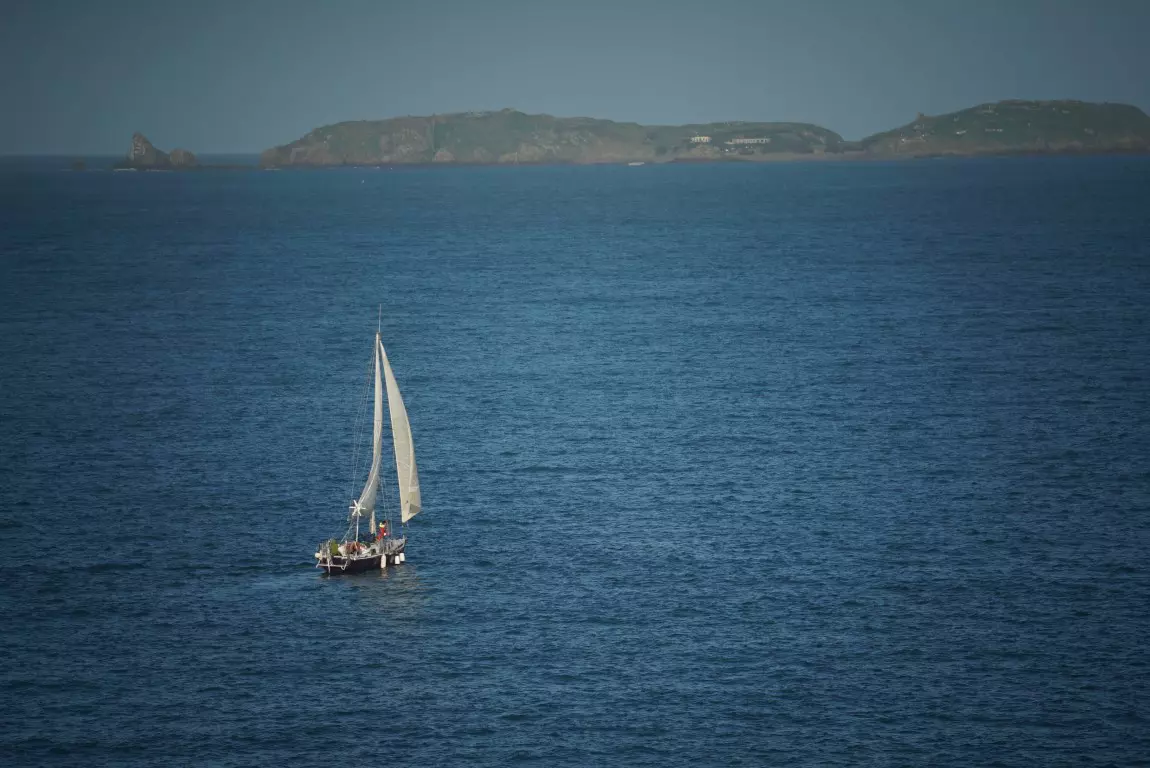 le voilier passpartout naviguant en mer